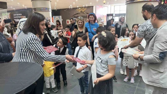 Minik öğrencilerin yıl sonu resim sergisi beğeni topladı