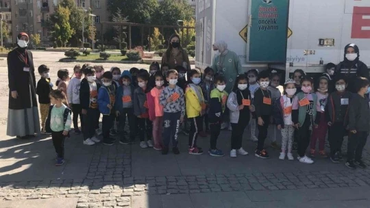 Mobil trafik eğitim tırı 2'nci gününde Elazığ'da eğitime devam etti