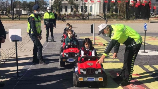 Mobil Trafik Eğitim Tırı Elazığ'da öğrencilerle buluştu
