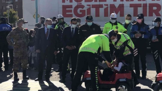 Mobil Trafik Eğitim Tırı Elazığ'da öğrencilerle buluştu