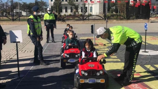 Mobil Trafik Eğitim Tırı Elazığ'da öğrencilerle buluştu