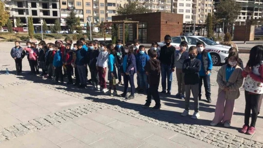 Mobil Trafik Eğitim Tırı Elazığ'da öğrencilerle buluştu
