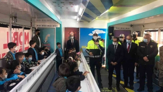 Mobil Trafik Eğitim Tırı Elazığ'da öğrencilerle buluştu