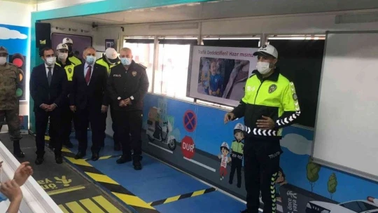 Mobil Trafik Eğitim Tırı Elazığ'da öğrencilerle buluştu