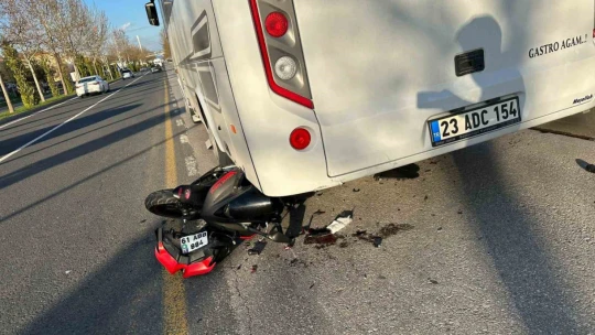 Motosiklet midibüsün altına girdi: 2 yaralı