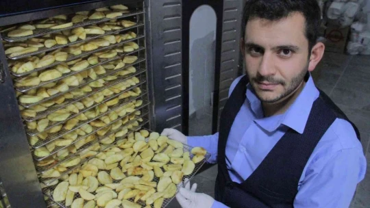 Mühendisliği bıraktı, Elazığ'da bir ilki başardı: Meyve kurusu siparişlerine yetişmeye çalışıyor
