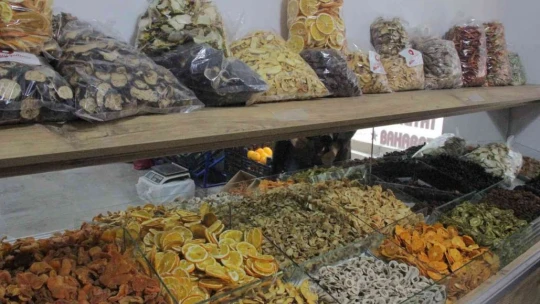 Mühendisliği bıraktı, Elazığ'da bir ilki başardı: Meyve kurusu siparişlerine yetişmeye çalışıyor