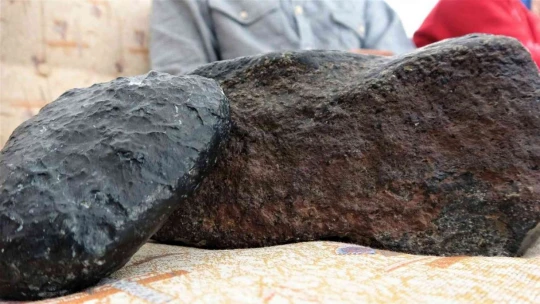 Murat Nehri kıyısında gezerken 'göktaşı' buldu