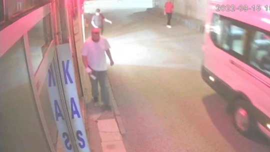 Nedenini kimse anlayamadı, önüne gelen dükkanın camına tekme ve yumruk attı