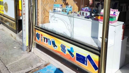 Nedenini kimse anlayamadı, önüne gelen dükkanın camına tekme ve yumruk attı