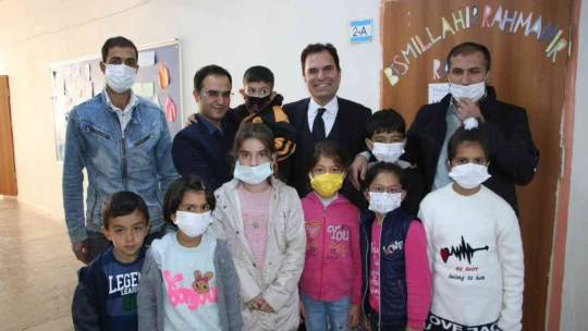 O bir öğretmen daha fazlası, engelli öğrencisini her teneffüs kucağında gezdiriyor