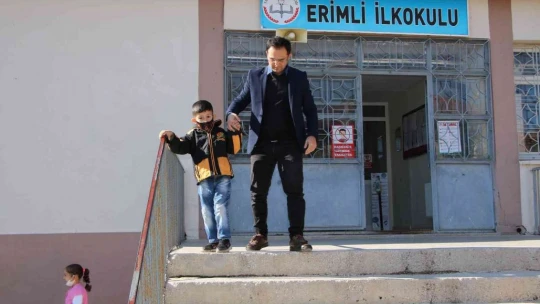 O bir öğretmen daha fazlası, engelli öğrencisini her teneffüs kucağında gezdiriyor