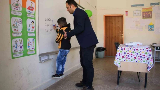 O bir öğretmen daha fazlası, engelli öğrencisini her teneffüs kucağında gezdiriyor