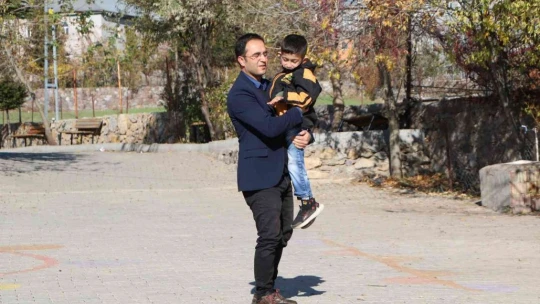 O bir öğretmen daha fazlası, engelli öğrencisini her teneffüs kucağında gezdiriyor