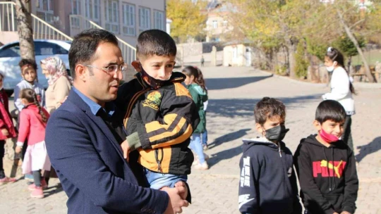 O bir öğretmen daha fazlası, engelli öğrencisini her teneffüs kucağında gezdiriyor