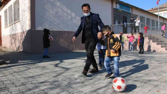 O bir öğretmen daha fazlası, engelli öğrencisini her teneffüs kucağında gezdiriyor