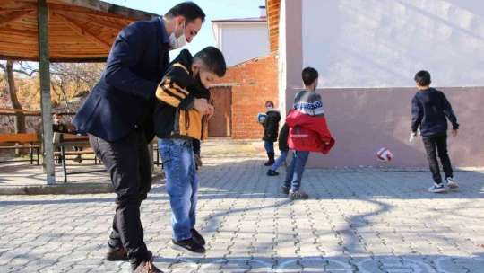 O bir öğretmen daha fazlası, engelli öğrencisini her teneffüs kucağında gezdiriyor