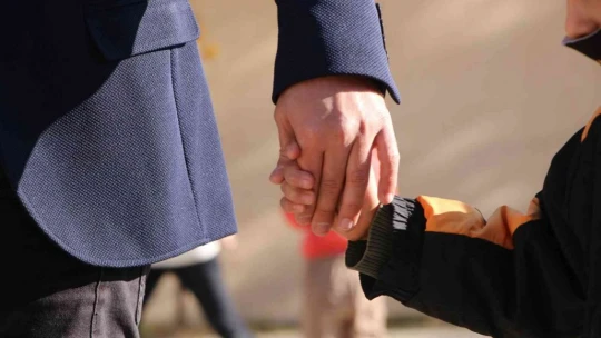 O bir öğretmen daha fazlası, engelli öğrencisini her teneffüs kucağında gezdiriyor