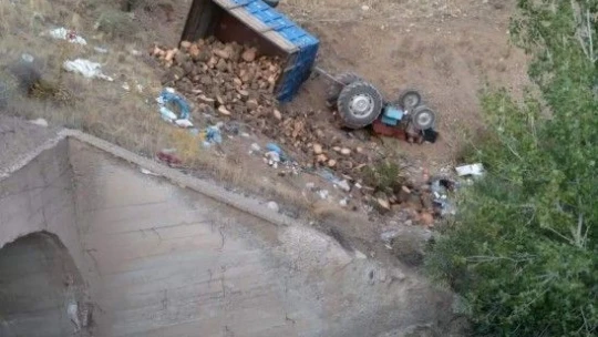 Odun yüklü traktör uçuruma yuvarlandı, sürücü araçtan atlayarak kurtuldu