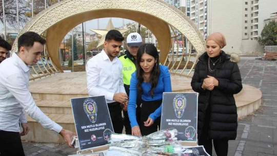 Öğrenciler görev başındaki polisleri unutmadı
