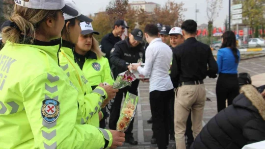 Öğrenciler görev başındaki polisleri unutmadı