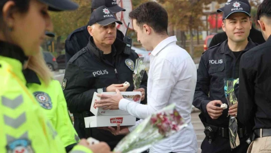 Öğrenciler görev başındaki polisleri unutmadı