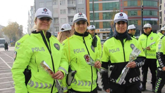 Öğrenciler görev başındaki polisleri unutmadı