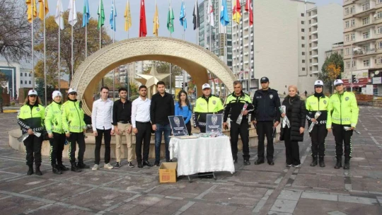 Öğrenciler görev başındaki polisleri unutmadı