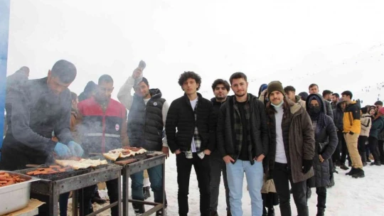Öğrenciler Hazarbaba Kayak Merkezi'ne akın etti