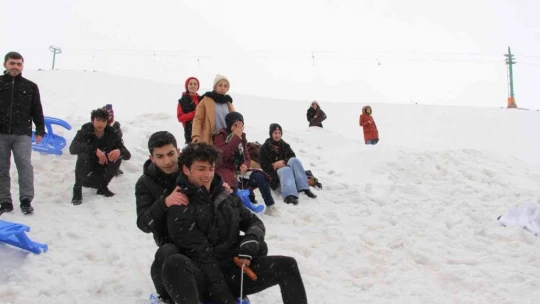 Öğrenciler Hazarbaba Kayak Merkezi'ne akın etti