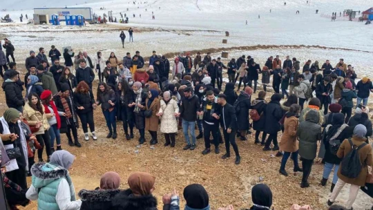 Öğrenciler Hazarbaba Kayak Merkezi'ne akın etti