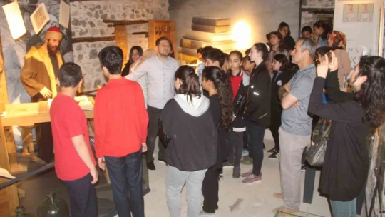 Öğrenciler müzede tarih dersi gördü
