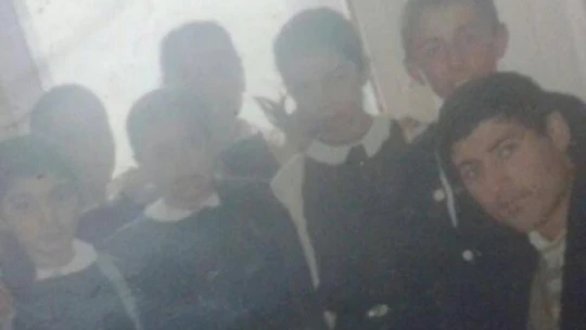 Öğretmen gibi giyinip, günde 15 bin adım atarak tespih satıyor