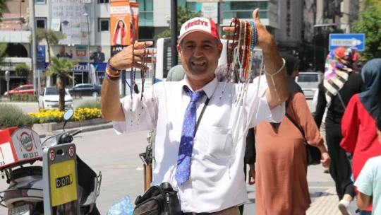 Öğretmen gibi giyinip, günde 15 bin adım atarak tespih satıyor