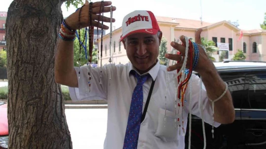 Öğretmen gibi giyinip, günde 15 bin adım atarak tespih satıyor