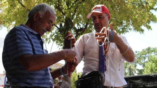 Öğretmen gibi giyinip, günde 15 bin adım atarak tespih satıyor
