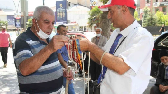 Öğretmen gibi giyinip, günde 15 bin adım atarak tespih satıyor