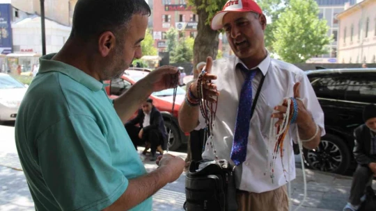 Öğretmen gibi giyinip, günde 15 bin adım atarak tespih satıyor