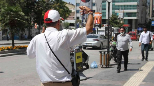 Öğretmen gibi giyinip, günde 15 bin adım atarak tespih satıyor