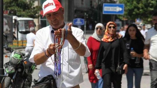 Öğretmen gibi giyinip, günde 15 bin adım atarak tespih satıyor
