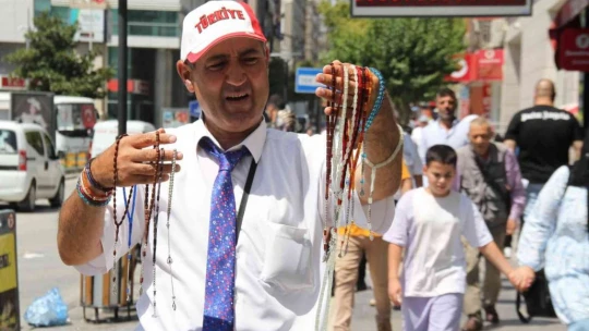 Öğretmen gibi giyinip, günde 15 bin adım atarak tespih satıyor