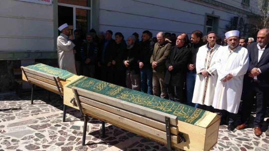 Öğretmen oğulları tarafından öldürülen 6 kişilik aile son yolculuklarına uğurlandı