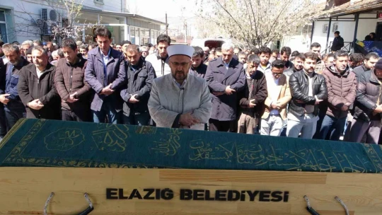 Öğretmen oğulları tarafından öldürülen 6 kişilik aile son yolculuklarına uğurlandı