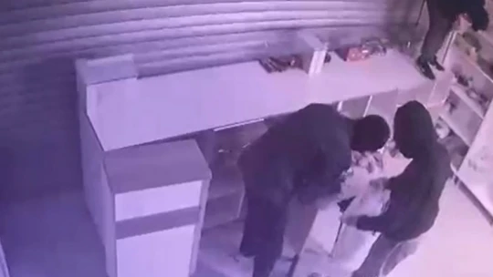 Okul kantinine giren kar maskeli hırsızlar, ne varsa çöp poşetine doldurup çaldı