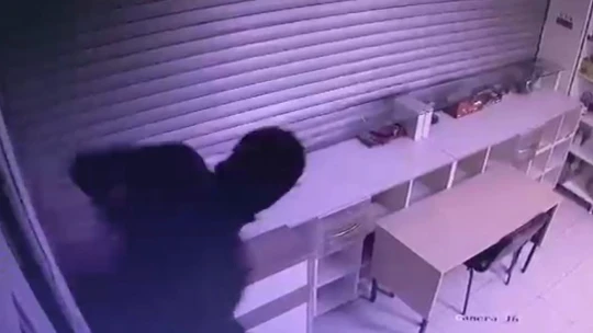 Okul kantinine giren kar maskeli hırsızlar, ne varsa çöp poşetine doldurup çaldı