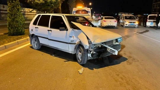 Önce birbirlerine ardından park halindeki araçlara çarptılar: 1 yaralı