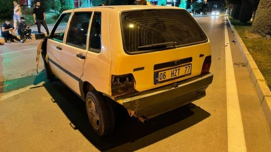 Önce birbirlerine ardından park halindeki araçlara çarptılar: 1 yaralı