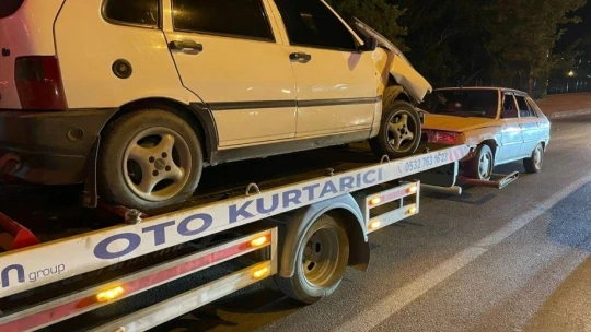 Önce birbirlerine ardından park halindeki araçlara çarptılar: 1 yaralı