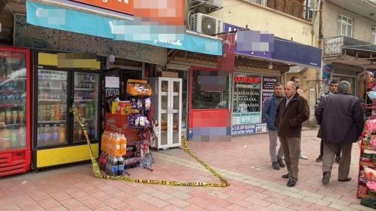 Önce kuzenini, ardından kuzeninin sığındığı bakkalı bıçakladı