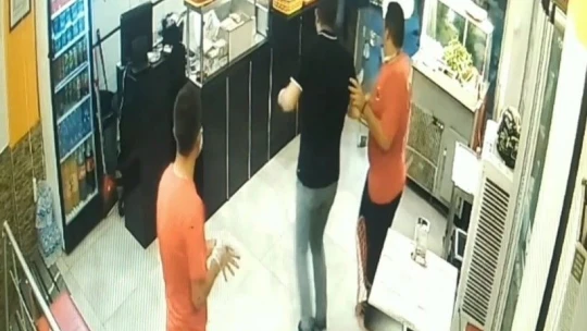 Önce ustayı bıçakladı, ardından dükkanı dağıttı: Bıçaklı saldırı güvenlik kamerasına yansıdı